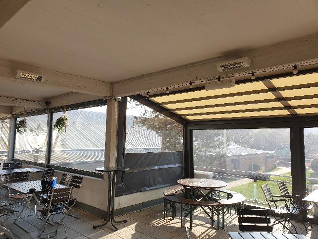 Referenz | Höschler GmbH | Markilux pergola stretch, Senkrechtmarkise mit Sichtfenster | Gastronomie