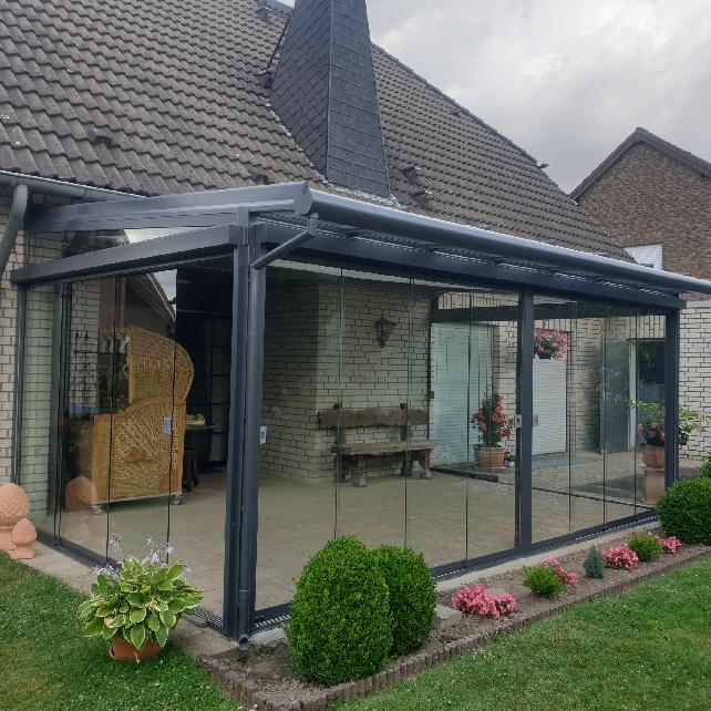 Referenz | Höschler GmbH | Terrassendach, Glasschiebeelemente und Senlrechtmarkisen | Privatkunde