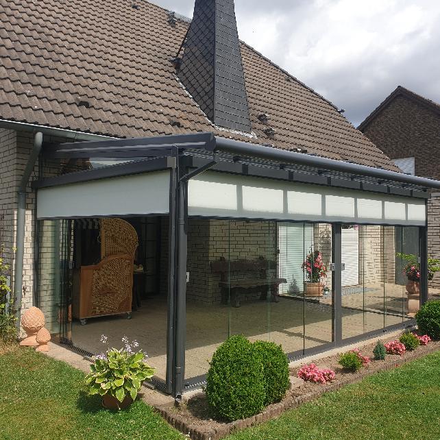 Referenz | Höschler GmbH | Terrassendach, Glasschiebeelement und Senkrechtmarkisen | Privatkunden