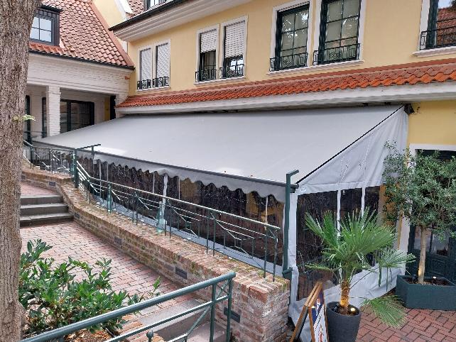 Referenz | Höschler GmbH | Markilux Markise mit Seitenteilen aus PVC | Gastronomie