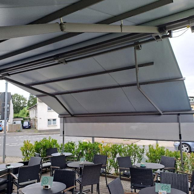 Referenz | Höschler GmbH | Galgenmarkise mit Schattenplus | Eiscafé